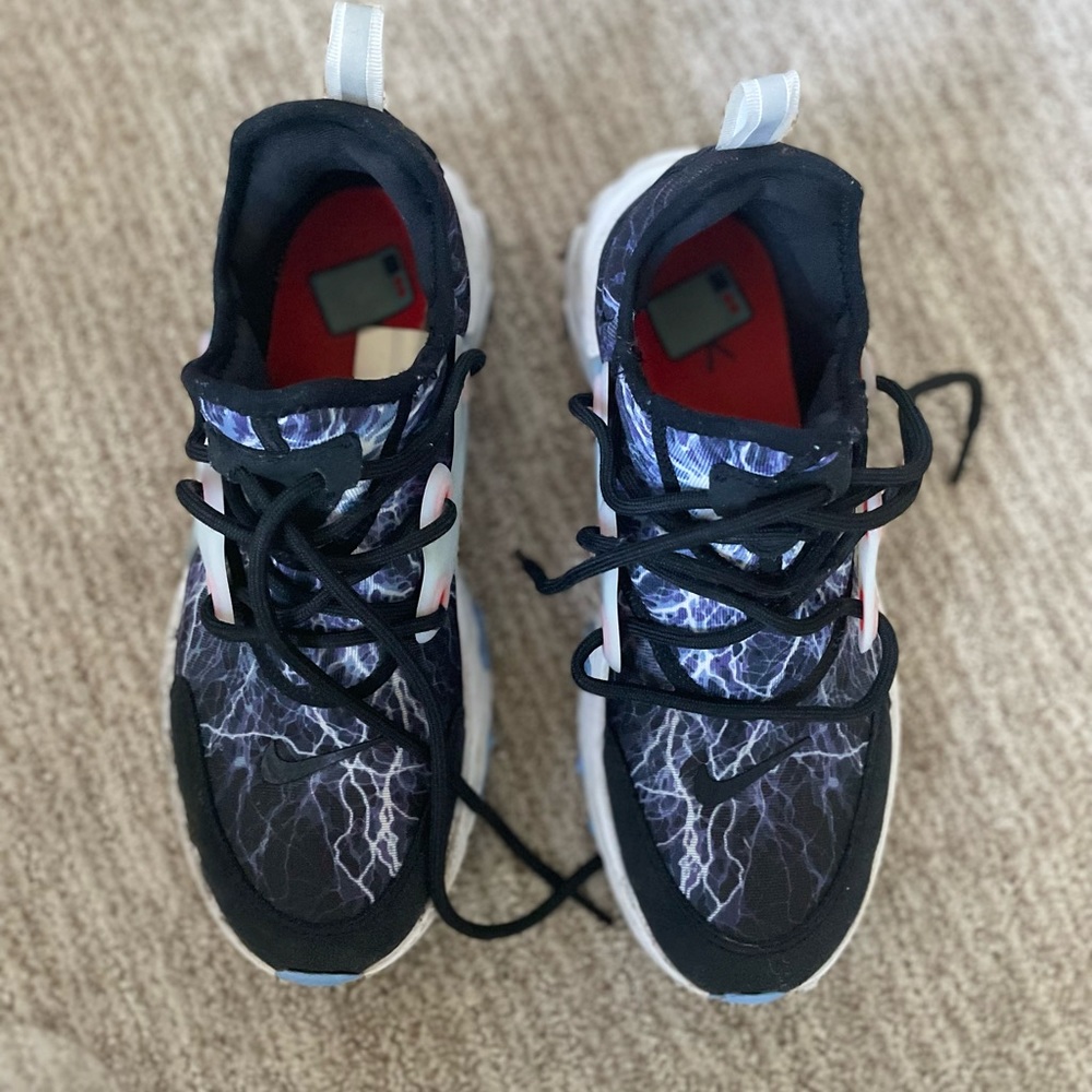 Boys size 5.5 Nike tennis shoes!